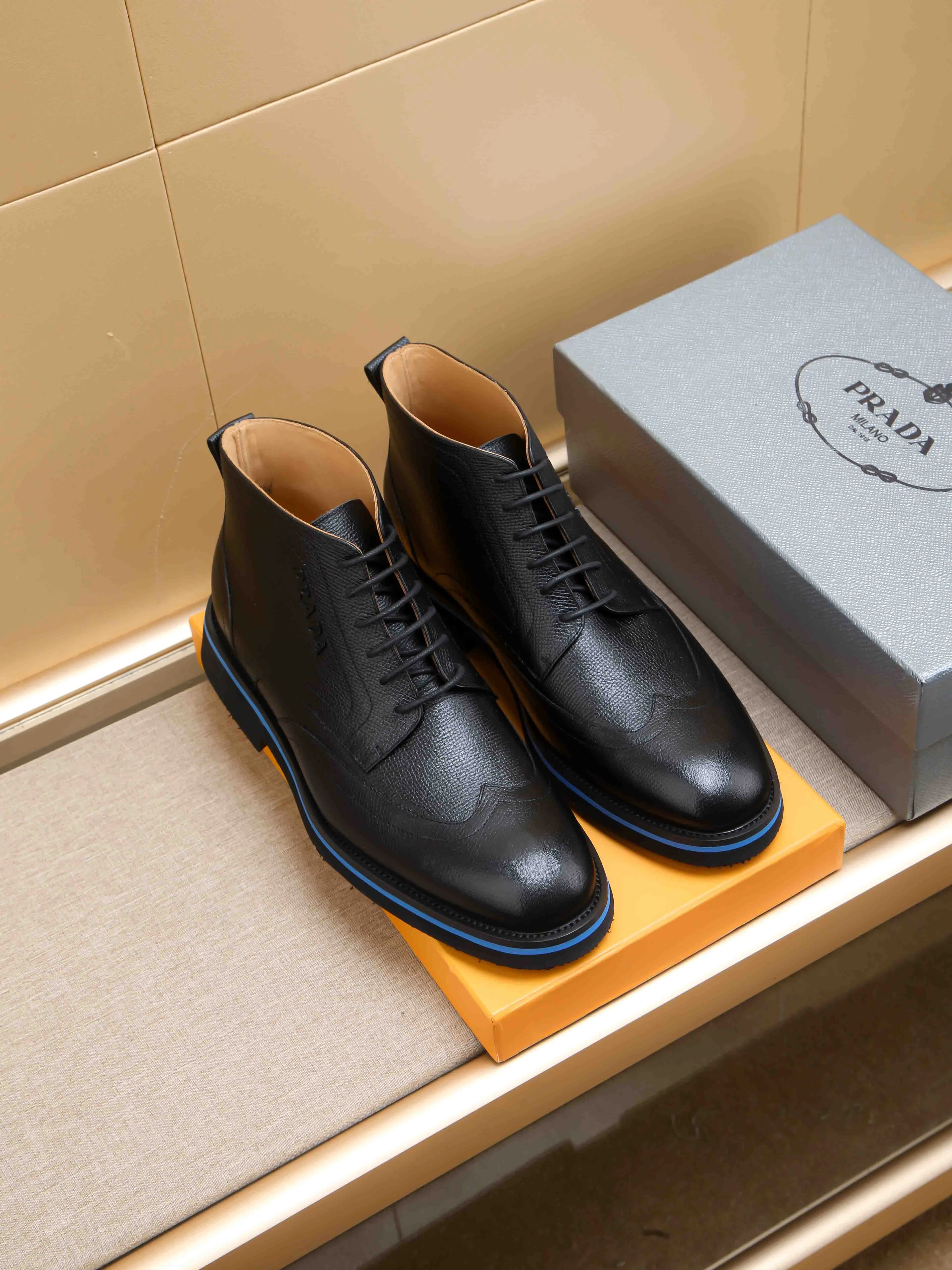 Men's shoes 💰620 💰 PRADA*——◾ Prada~Thick-soled men's shoes, original single-level perfect boutique, brogue style men's formal casual leather shoes, luxurious materials, imported cowhide, with water-dyed cowhide lining, 4.5cm increased PU foam lightweight outsole, perfectly restore the original classic, purchase the original 1:1 accurate replica, welcome all comparisons 🆚, the design is full of modernity, versatile and fashionable urban men! Size: 39-44 (38.45.46.47 customized)